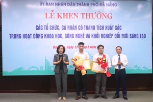 Nhóm tác giả của 1 giải pháp hữu ích được Cục Sở hữu trí tuệ cấp văn bằng bảo hộ. Ảnh: XUÂN QUỲNH