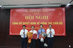 Ông Lương Nguyễn Minh Triết, Phó Bí thư Thường trực Thành uỷ, Chủ tịch HĐND thành phố và ông Lê Trung Chinh, Phó Bí thư Thành ủy, Chủ tịch UBND TP Đà Nẵng trao các quyết định. Ảnh: XUÂN QUỲNH