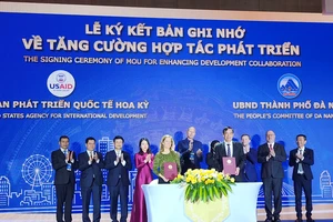 Ký kết biên bản ghi nhớ về tăng cường hợp tác phát triển. Ảnh: XUÂN QUỲNH 