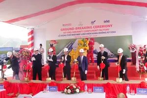 Các đại biểu thực hiện nghi thức động thổ dự án. Ảnh: XUÂN QUỲNH