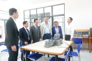 Đại biểu tham quan không gian đổi mới sáng tạo DUT MAKER INNOVATION SPACE. Ảnh: XUÂN QUỲNH