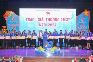 Trao Giải thưởng 26-3 cho 48 cá nhân có sáng kiến, mô hình mới, được áp dụng thành công vào thực tiễn công tác Đoàn và phong trào thanh thiếu nhi TP Đà Nẵng. Ảnh: XUÂN QUỲNH