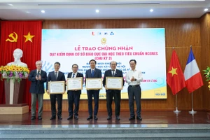 Trao chứng nhận kiểm định HCERES cho 4 cơ sở giáo dục đại học tại Việt Nam. Ảnh: XUÂN QUỲNH