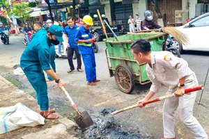 Công tác nạo vét, khơi thông cống rãnh trên địa bàn Đà Nẵng cần phải làm liên tục. Ảnh: XUÂN QUỲNH