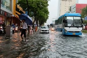 Mưa lớn làm nhiều tuyến đường ở Đà Nẵng mênh mông nước. Ảnh: XUÂN QUỲNH