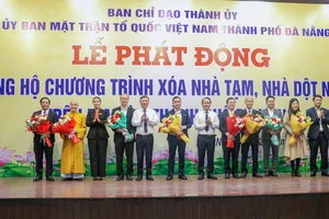 Phó Bí thư Thường trực Thành ủy Đà Nẵng Nguyễn Đình Vĩnh, Chủ tịch HĐND TP Đà Nẵng Ngô Xuân Thắng và Phó Chủ tịch UBND TP Đà Nẵng Nguyễn Thị Anh Thi tiếp nhận, tặng hoa cảm ơn 8 tổ chức ủng hộ tại lễ phát động. Ảnh: XUÂN QUỲNH