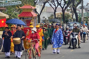 Đoàn rước đi qua các ngõ xóm trong tiếng trống chiêng rộn rã, giữa sự chào đón hân hoan của dân làng. Ảnh: MINH PHƯƠNG