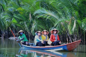 Du lịch miền Trung bùng nổ, bội thu mùa lễ hội