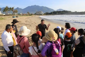 Người dân làng Nam Ô nay trở thành hướng dẫn viên du lịch, làm dịch vụ đón khách tham quan làng nghề nước mắm. Ảnh: XUÂN QUỲNH