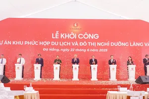 Các đại biểu bấm nút khởi công. Ảnh: XUÂN QUỲNH