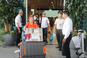 Du khách hạ cánh tại Sân bay Quốc tế Đà Nẵng. Ảnh: XUÂN QUỲNH