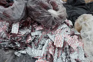 Số thuốc bị vứt ra ngoài bãi đất trống