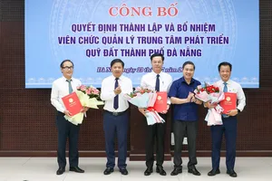 Chủ tịch UBND TP Đà Nẵng trao quyết định thành lập và bổ nhiệm lãnh đạo Trung tâm