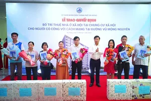 Chủ tịch UBND TP Đà Nẵng Lương Nguyễn Minh Triết trao quyết định bố trí thuê nhà ở xã hội cho các trường hợp được phê duyệt