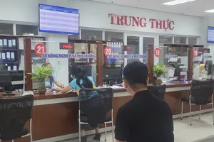 Người dân làm thủ tục hành chính tại Trung tâm hành chính TP Đà Nẵng. Ảnh: XUÂN QUỲNH