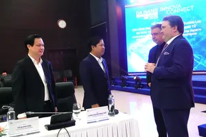 Ông Lương Nguyễn Minh Triết, Chủ tịch UBND TP Đà Nẵng và Đại sứ Hoa Kỳ tại Việt Nam Marc Knapper trao đổi trước khi ngày hội bắt đầu. Ảnh: XUÂN QUỲNH