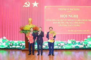 Trao quyết định cho các cán bộ