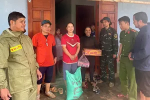 Lãnh đạo UBND xã A Vương thăm hỏi, động viên người dân thôn A’ur đang ở lại trung tâm xã do mưa lớn chia cắt đường về thôn. Ảnh: BRIU QUÂN