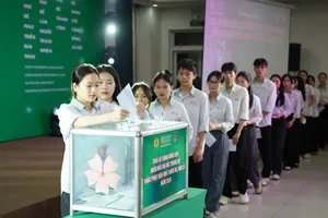 Thầy trò Đại học Đông Á quyên góp ủng hộ đồng bào khắc phục hậu quả thiên tai, bão lũ năm 2025