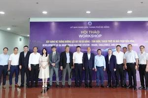 Các chuyên gia, nhà quản lý chụp hình lưu niệm. Ảnh: XUÂN QUỲNH