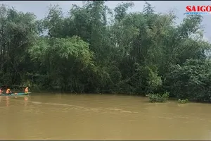 Lực lượng chức năng tiếp cận người dân bị nạn