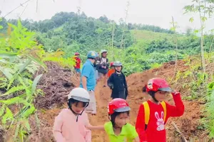 Chung tay đưa học sinh đến trường an toàn sau nhiều ngày mưa lớn