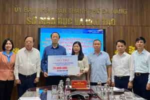 Đoàn công tác của Bộ GD-ĐT thăm, hỗ trợ ngành giáo dục Đà Nẵng khắc phục thiệt hại do mưa lũ. Ảnh: XUÂN QUỲNH