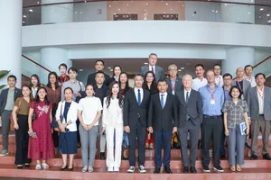 Đoàn chụp ảnh lưu niệm với lãnh đạo TP Đà Nẵng. Ảnh: XUÂN QUỲNH