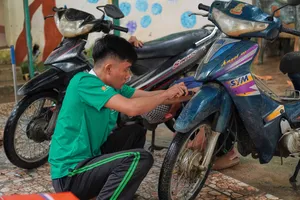 Sinh viên Đại học Đông Á sửa xe máy ngập nước tại THPT Chu Văn An