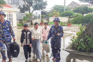 Bộ đội Trạm Ra đa 555 tiếp nhận người dân vào tránh trú 