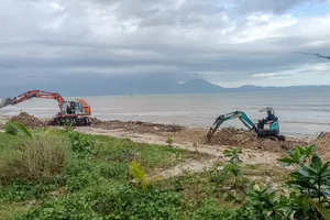 Trong chiều 11-7, lực lượng chức năng tại TP Đà Nẵng vẫn đang dọn dẹp bãi biển sau bão số 13. Ảnh: XUÂN QUỲNH