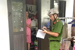 Công an phường Hải Châu xuống từng nhà thu thập thông tin đất đai