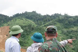 Phó Chủ tịch UBND TP Đà Nẵng Trần Nam Hưng trực tiếp kiểm tra hiện trường vụ sạt lở