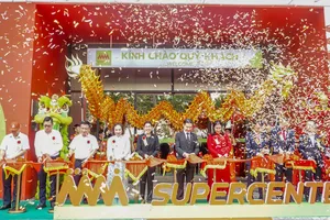 Các đại biểu cắt băng khánh thành. Ảnh: XUÂN QUỲNH