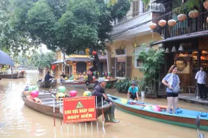 Nước sông Hoài dâng cao, chia cắt tuyến đường Lê Lợi. Ảnh: PHẠM NGA