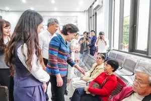 Phó Thủ tướng Phạm Thị Thanh Trà hỏi thăm người dân thực hiện thủ tục hành chính. Ảnh: XUÂN QUỲNH