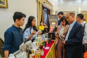 Lãnh đạo TP Đà Nẵng tham quan một số gian hàng khởi nghiệp đổi mới sáng tạo. Ảnh: XUÂN QUỲNH