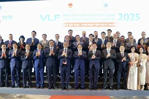 Thủ tướng Phạm Minh Chính cùng các đại biểu chụp ảnh lưu niệm. Ảnh: XUÂN QUỲNH