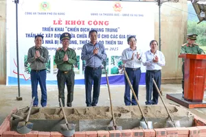 Bí thư Thành ủy Đà Nẵng Lê Ngọc Quang và các đại biểu thực hiện nghi thức khởi công dự án 