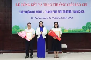 Ban tổ chức trao giải cho tác giả, nhóm tác giải đoạt giải nhất. Ảnh: XUÂN QUỲNH