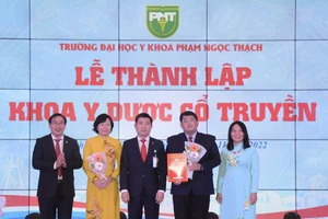 Lãnh đạo Trường Đại học Y khoa Phạm Ngọc Thạch trao Quyết định thành lập Khoa y dược cổ truyền