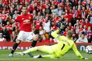 Mkhitaryan ghi bàn vào lưới Everton.