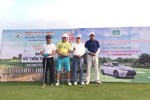 Golfer Trần Mạnh Hùng (áo vàng) nhận giải Hole-in-One đầu tiên trong năm 2018. Ảnh: GolfMaster