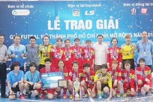 Đội Hà Nội trong niềm vui vô địch. Ảnh: ANH TRẦN