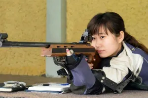 Xạ thủ xinh đẹp Đào Thu Trang (Hải Phòng) thi đấu nội dung súng trường nữ. Ảnh: THIÊN HOÀNG