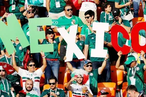 Người hâm mộ Mexico cuồng nhiệt trên khán đài. Ảnh: Reuters