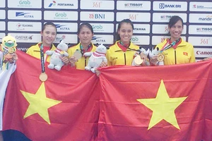 4 tay chèo nữ Việt Nam không giấu nổi hạnh phúc khi trở thành nhà vô địch Asiad 2018, tạo dấu ấn lịch sử cho rowing Việt Nam. Ảnh: NHẬT ANH