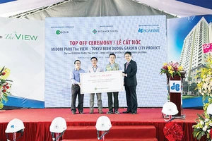 Tập đoàn Xây dựng Hòa Bình cất nóc vượt tiến độ dự án Midori Park the View