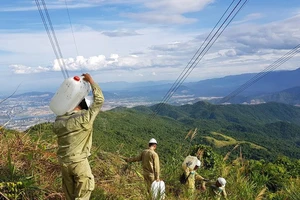 Vác từng can nước lên núi để bảo vệ đường dây 500kV qua Thừa Thiên - Huế