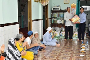 Lãnh đạo quận Bình Thạnh thăm hỏi tặng quà đồng bào dân tộc Chăm sinh sống tại địa bàn